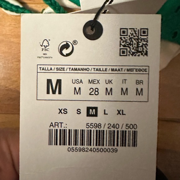 Embroidered skirt with sea shell design - Picture 14 of 14